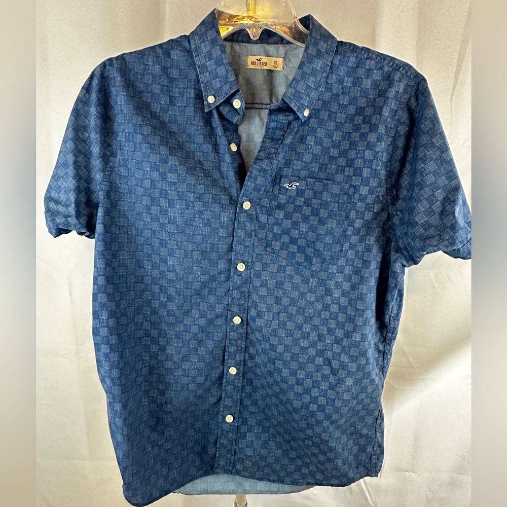 Hollister young men’s short sleeve shirt. Nice blue checkered pattern. Size XL.